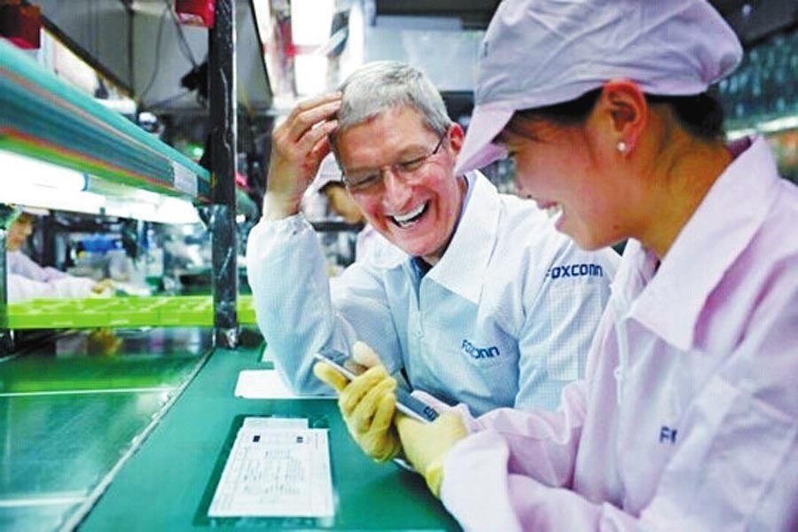 圖為蒂姆·庫(kù)克和一名女工在熱烈地交談。