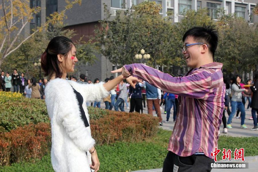 11月11日，河南財(cái)經(jīng)政法大學(xué)校園內(nèi)，300名在校大學(xué)生在上演了一出“光棍”也瘋狂的“快閃”大戲。