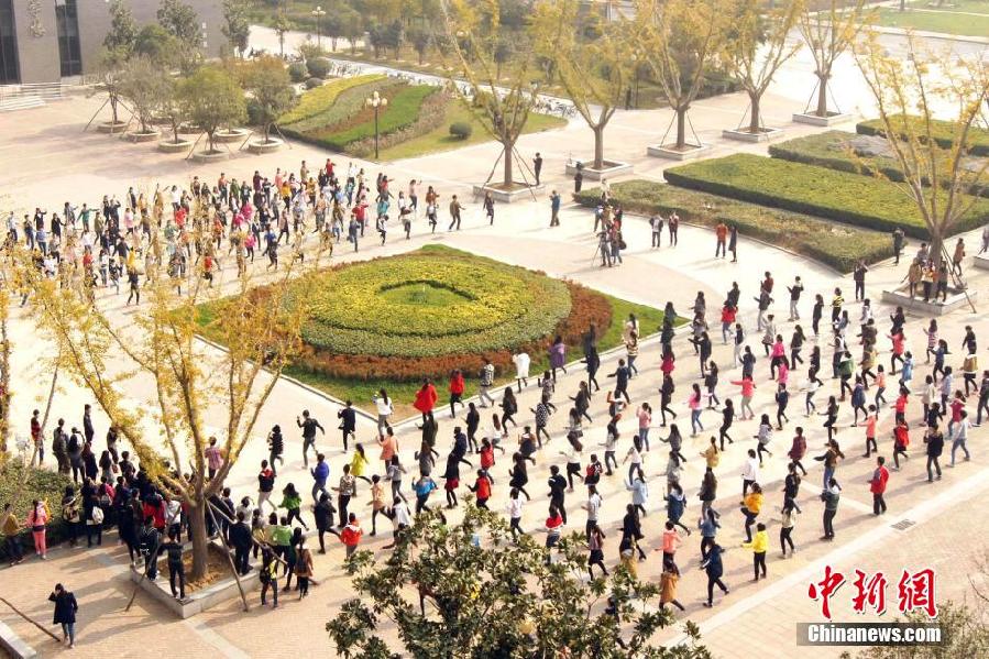 11月11日，河南財(cái)經(jīng)政法大學(xué)校園內(nèi)，300名在校大學(xué)生在上演了一出“光棍”也瘋狂的“快閃”大戲。