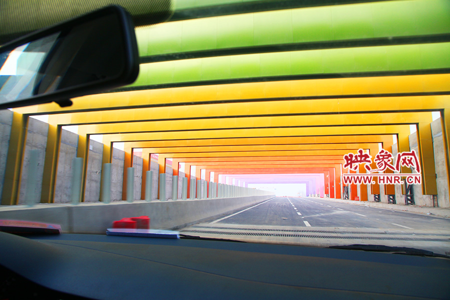 出隧道光線變化由暗到明。