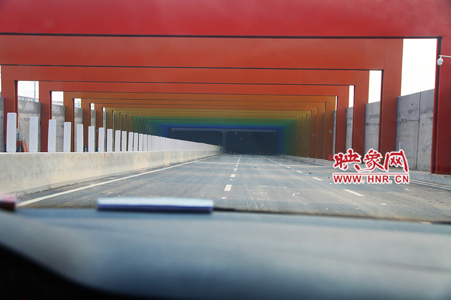 進隧道時，由明到暗。