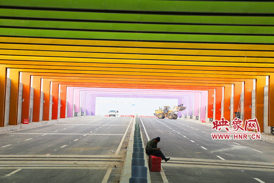 圖為一工人在隧道內休息。