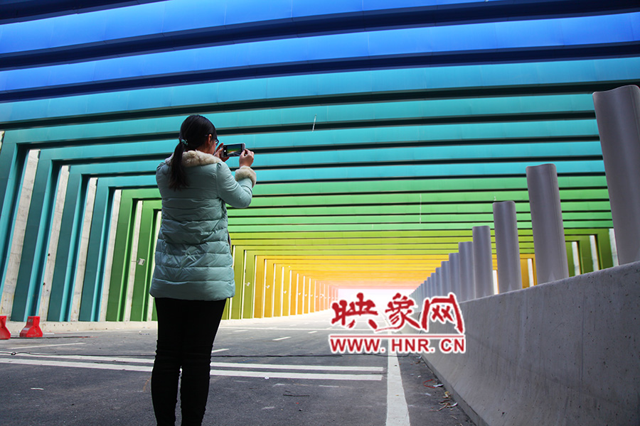 一女孩拿出手機拍照。