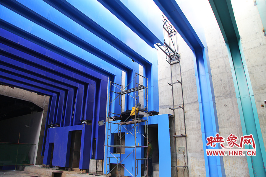 工人還在緊張施工。