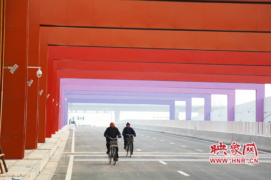 兩位老人騎自行車通過。