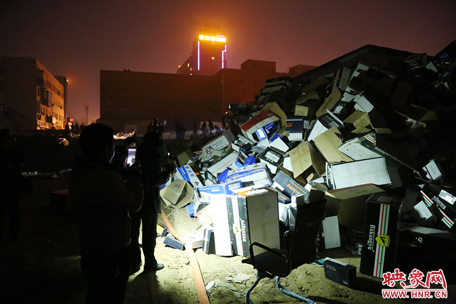 現(xiàn)場(chǎng)堆放著近千包裝好的鞋子 現(xiàn)場(chǎng)堆放著近千包裝好的鞋子