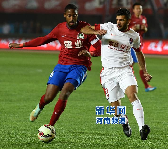 河南建業(yè)隊(duì)隊(duì)員戈麥斯（左）與重慶力帆隊(duì)隊(duì)員吉利奧蒂在比賽中拼搶。