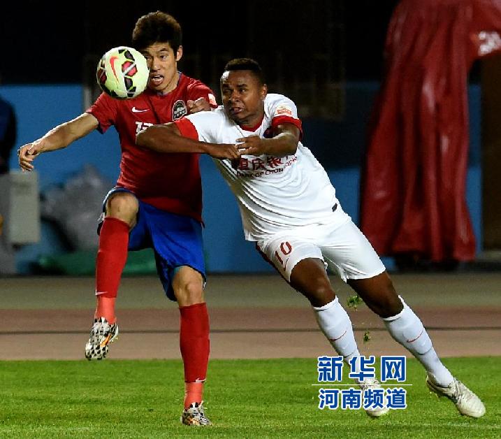 重慶力帆隊(duì)隊(duì)員科爾霍（右）在比賽中拼搶。