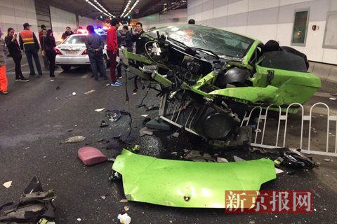 一輛蘭博基尼與一輛法拉利發(fā)生事故，現(xiàn)場(chǎng)狀況慘烈