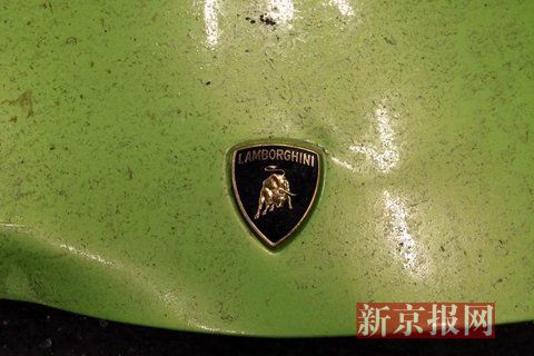 一輛蘭博基尼與一輛法拉利發(fā)生事故，現(xiàn)場(chǎng)狀況慘烈