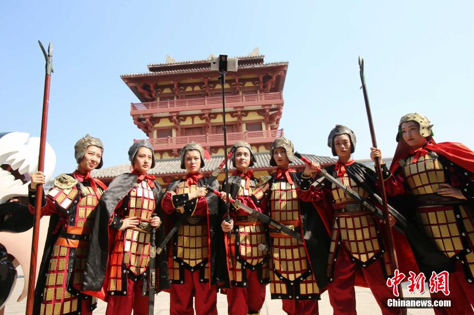 河南三國(guó)文化周 佳麗戎裝演繹“三國(guó)八美”