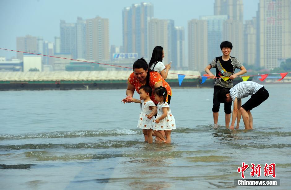 江武漢關(guān)水位超過(guò)25米“設(shè)防線(xiàn)” 民眾江邊戲水