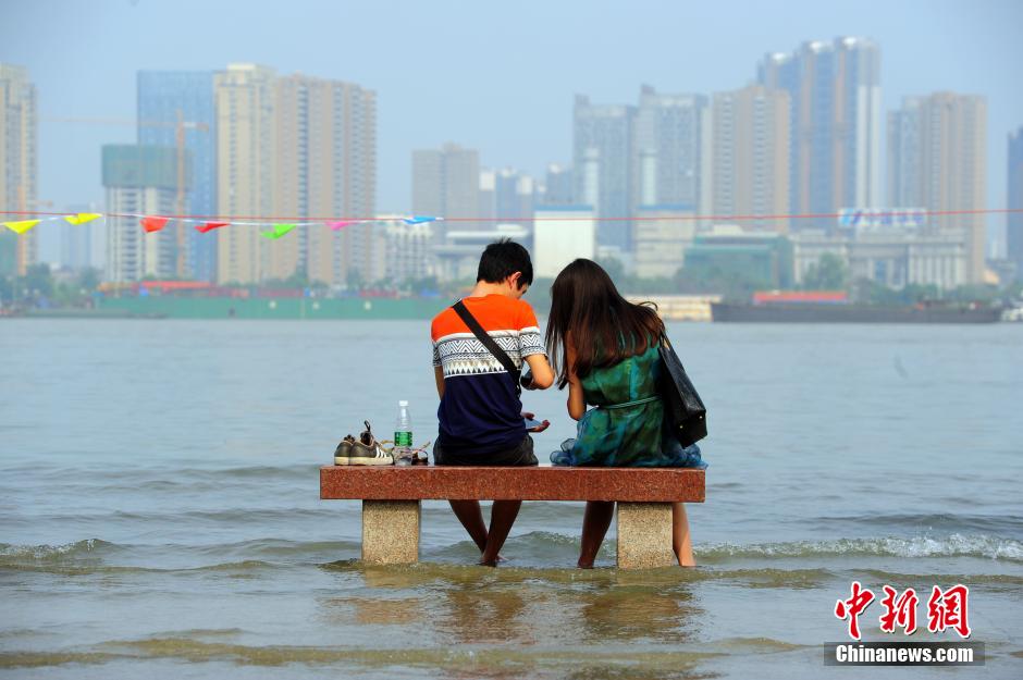 江武漢關(guān)水位超過(guò)25米“設(shè)防線(xiàn)” 民眾江邊戲水