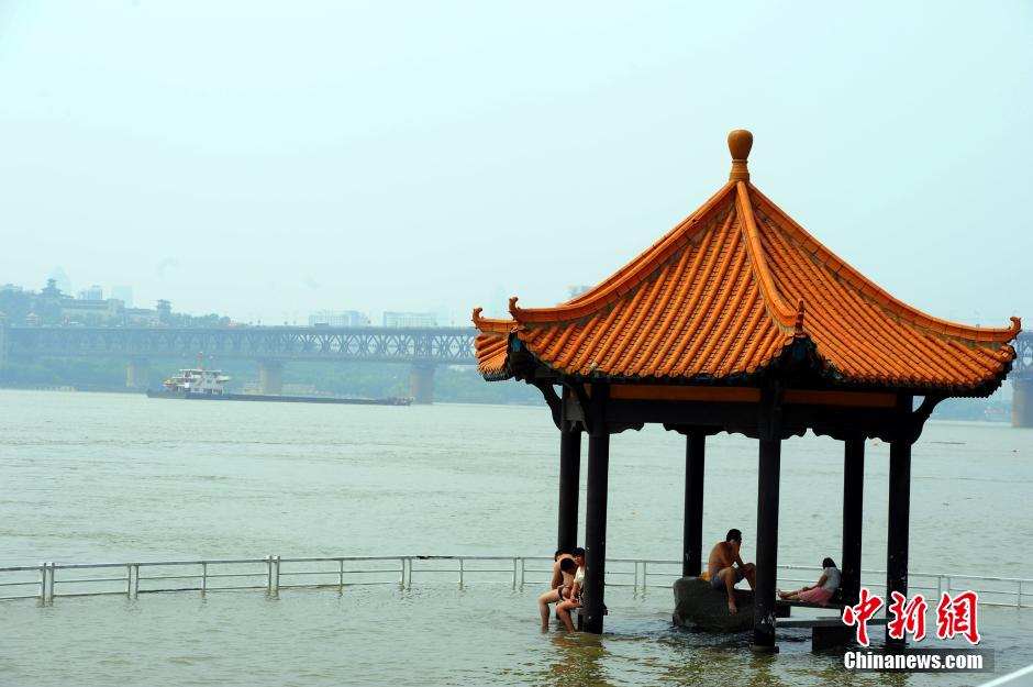 江武漢關(guān)水位超過(guò)25米“設(shè)防線(xiàn)” 民眾江邊戲水