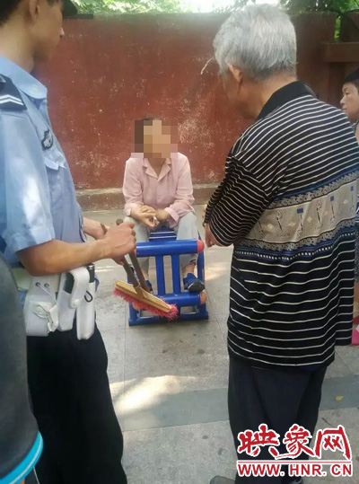 老太當(dāng)時(shí)坐在健身器材上做仰臥起坐，說環(huán)衛(wèi)工人影響她鍛煉身體了，便開始謾罵環(huán)衛(wèi)工人。