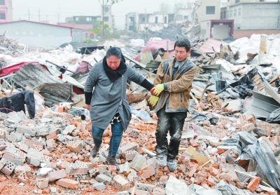 腳下是曾經(jīng)的公司，王琳夫婦內(nèi)心十分悲痛