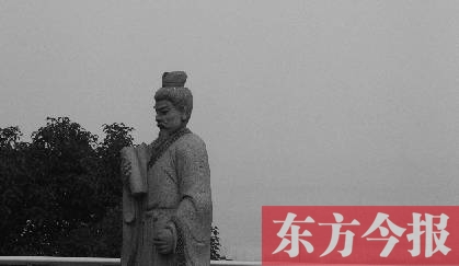 23日，從中原福塔基座平臺(tái)看向世紀(jì)歡樂園的景象