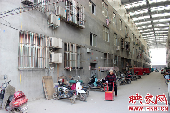 三棟居民樓沒有任何手續(xù)，沒有房產(chǎn)證，售價(jià)超級低。