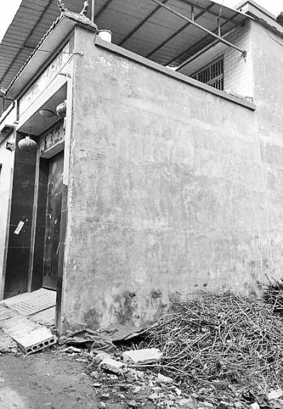 李曉陽跳下來的位置位于家里的二樓平臺上，距離地面五六米高。