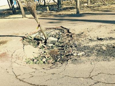 在路面正中間塌陷11平方米，最深處約半米深。