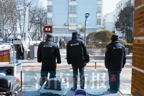 小區(qū)門口有兩撥保安把門，分屬不同的物業(yè)公司