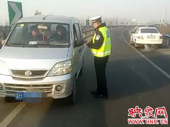 2月3日，一名男子因錯(cuò)過(guò)了路口不顧自身安全竟然在高速上逆行，被焦作高速交警逮個(gè)正著。