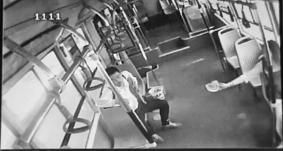 小情侶公交車上旁若無人吃西瓜，弄臟車廂環(huán)境引不滿。