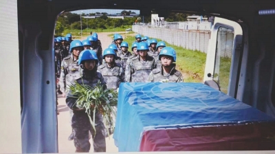 一捧“青草”送戰(zhàn)友 付曉飛攝影 一捧“青草”送戰(zhàn)友 付曉飛攝影