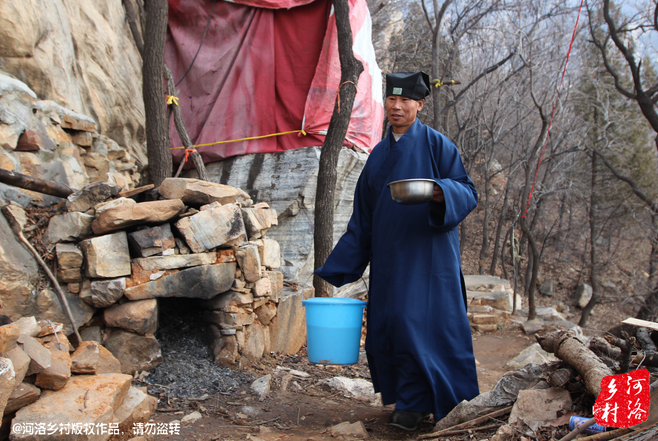 崔道長原籍東北，兩年前還只是一個普通的農(nóng)民工，領(lǐng)著交往了半年的女朋友，住進了工棚。工棚里人員復(fù)雜，一次偶然的機會，他發(fā)現(xiàn)女朋友似乎和工頭有染，求證的過程中，挨了揍。