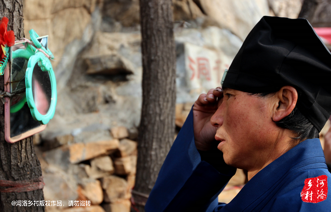 在一個下著雨的傍晚，他的行李被兩個五大三粗的壯漢，扔出了工棚。他于是一路南下，沿路打聽著少林寺，來到登封，打算學(xué)得一兩手功夫，回去報仇。在少林寺附近徘徊數(shù)日，因無人引薦，花光了身上所有的錢，也沒能進入少林寺。