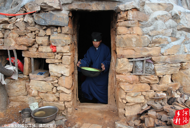 老崔走投無路中，跟著一個在嵩山后山修行的道士上了山，找了個半山腰前人堆砌出來的石屋安身。