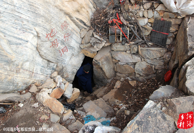 老崔說，以前就經(jīng)常半夜做夢，夢到女媧娘娘在召喚自己。上山以后，居住附近，竟然真的有一個地母洞，也不知是誰供奉了女媧娘娘的神像，后來這兒似乎成了老崔的獨家道場。