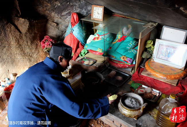 山上很少見到陌生人，所有的出家人也都有自己的生活。誦經(jīng)焚香，成了老崔的日常。