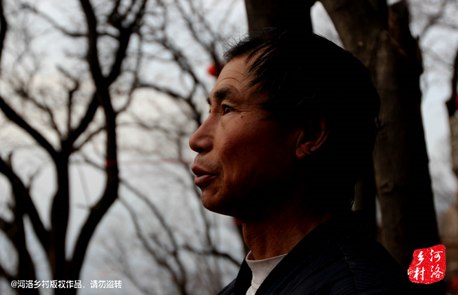 不過老崔對鄰居卻有著十分的不屑，平日里他們的生活，主要是自己種植的蔬菜和野菜，偶爾有山下香客的供奉。而鄰居卻經(jīng)常揀一些驢友丟棄的物品，飲料瓶，塑料紙，或者其它的物品。