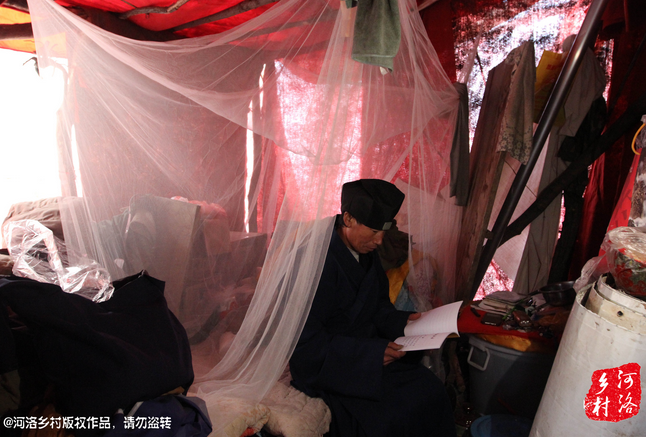 鄰居因為力氣大，弄壞了他幾根肋骨，他要求鄰居一萬塊錢賠償，經(jīng)有關(guān)部門協(xié)調(diào)，最終以八千塊錢了結(jié)。老崔理直氣壯的說：這不是對我的賠償，這是褻瀆女媧娘娘的懲罰。