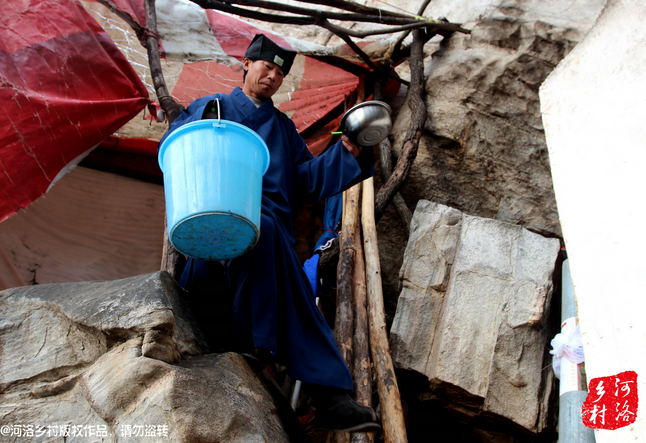 老崔居住的地方?jīng)]有通電，有了手機之后，就多了一項差事，隔天需要下山找地方給手機充電。一年多來，經(jīng)常上山下山，加上誦經(jīng)燒香，老崔的身體硬朗了很多，山路上行走，甚至比途經(jīng)的驢友更加迅速。