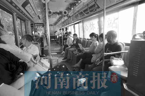 高考家長(zhǎng)坐公交“討彩頭” 網(wǎng)友提醒：“別坐985路” 為啥？