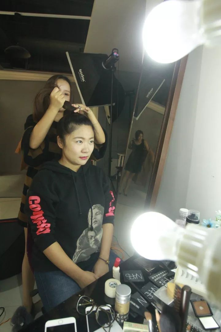 鄭州淘女郎:一天要換100多套衣服 日入過(guò)萬(wàn) 鄭州淘女郎:一天要換100多套衣服 日入過(guò)萬(wàn)