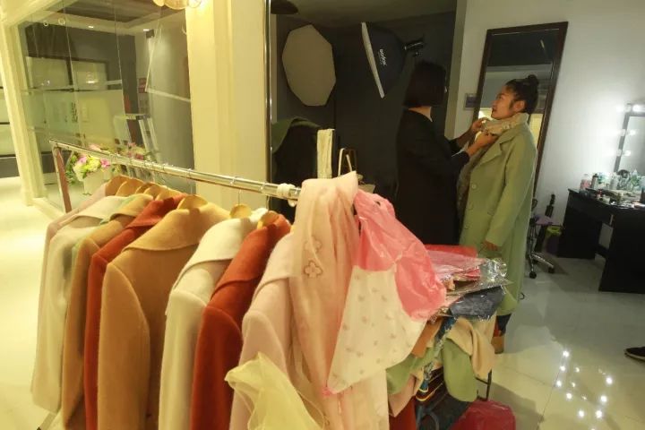 鄭州淘女郎:一天要換100多套衣服 日入過(guò)萬(wàn) 鄭州淘女郎:一天要換100多套衣服 日入過(guò)萬(wàn)