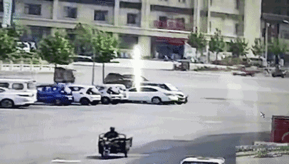 然而，這起看似簡單的交通事故，接下來發(fā)生的事兒，卻讓人感到驚奇。