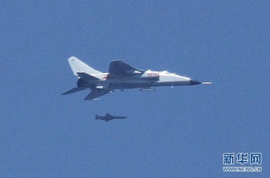 資料圖：中國(guó)飛豹戰(zhàn)機(jī)發(fā)射導(dǎo)彈，精確打擊海上目標(biāo)。