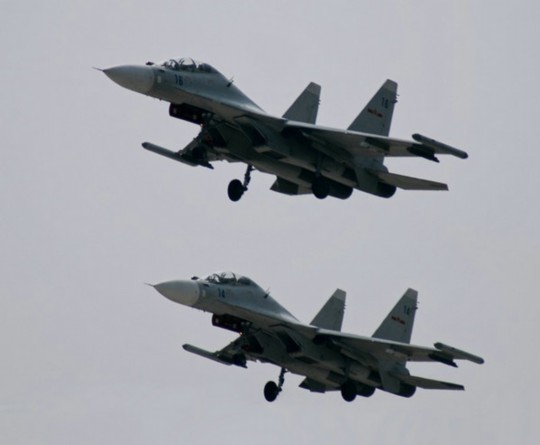 資料圖：解放軍蘇-30戰(zhàn)機(jī)編隊(duì)飛行。