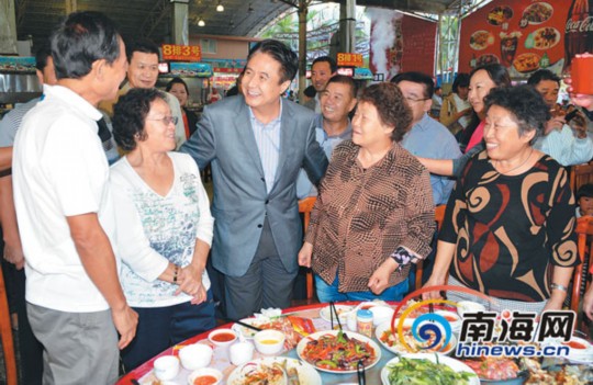 1月1日，省委書記、省人大常委會主任羅保銘在三亞調(diào)研。圖為在三亞春園海鮮大排檔，羅保銘來到用餐的游客中間，了解他們在三亞的旅游感受，并認(rèn)真聽取大家的意見和建議。本報記者 王凱 攝