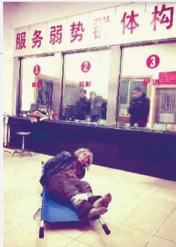 1月7日23點(diǎn)50分，長沙市救助管理站大廳，一名老年流浪者躺在擔(dān)架上，無助地看著記者。