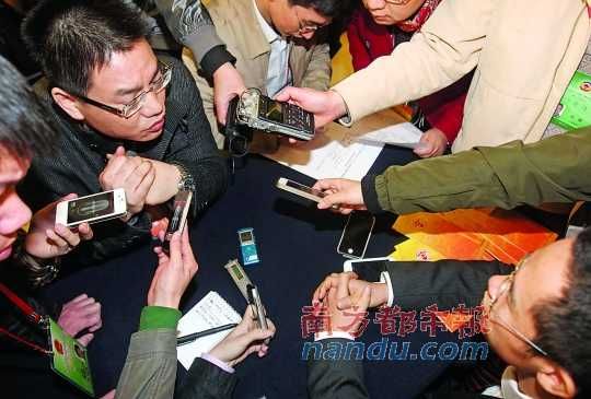 咨詢問政會(huì)上，記者的錄音設(shè)備遍布臺(tái)面。南都記者 馮宙鋒 攝