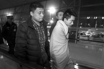 昨日，首都機場，跨國綁架勒索團伙首犯中國籍男子奚某被押解回國。新京報記者 尹亞飛 攝