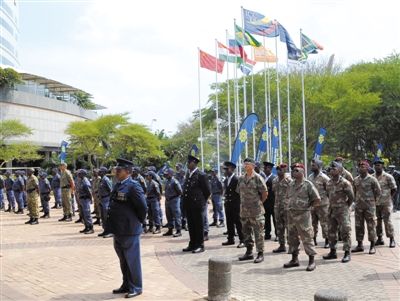 3月23日，南非警員參加德班峰會安保動員會。為確保峰會安全，南非政府從全國抽調(diào)3000名警察加強安保。 新華社發(fā)