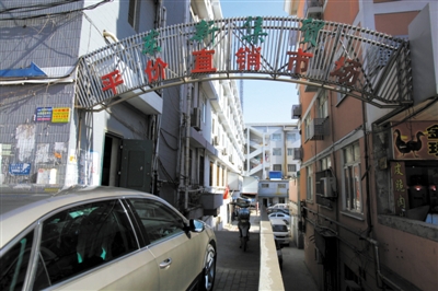 昨日，從事活禽宰殺的許某確認(rèn)為感染H7N9禽流感確診病例，其所工作的南京江寧區(qū)東新農(nóng)貿(mào)市場(chǎng)仍正常營(yíng)業(yè)