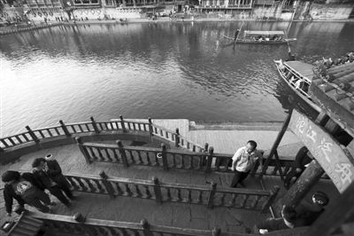 16日，湖南省長沙市，連日來，鳳凰景區(qū)游客稀少，商戶收入減少。