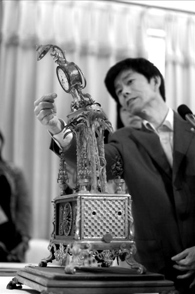 昨天，故宮文物修復專家向記者介紹“人打鐘”的損壞情況。圖/CFP